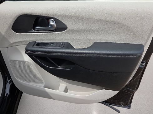 Used 2023 Chrysler Pacifica Touring-L FWD image 14