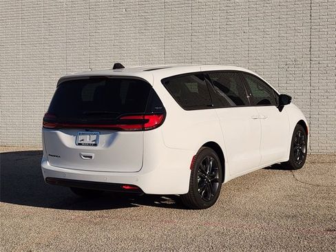 New 2026 Chrysler Pacifica Select image 4