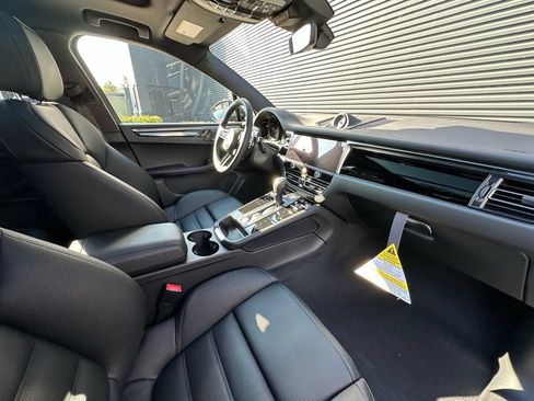 Certified 2026 Porsche Macan AWD/4WD image 36