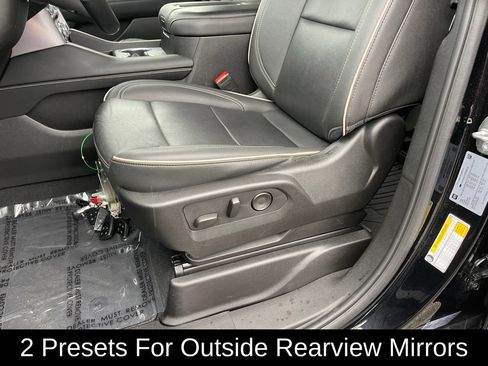 Used 2024 GMC Yukon XL SLT w/ SLT Premium Package image 16