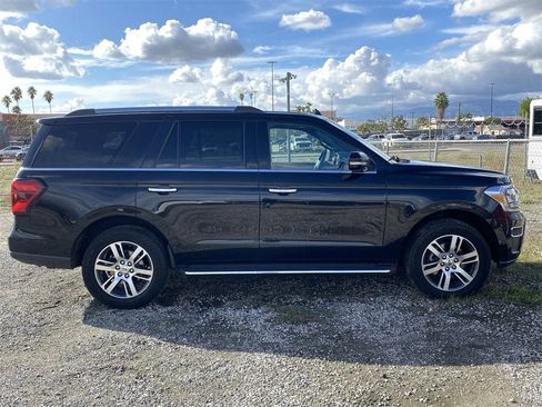 Used 2022 Ford Expedition Limited image 2