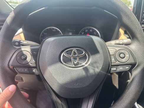 Used 2021 Toyota RAV4 LE AWD/4WD image 9