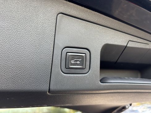 Used 2017 Cadillac XT5 Luxury w/ Driver Awareness Package image 19