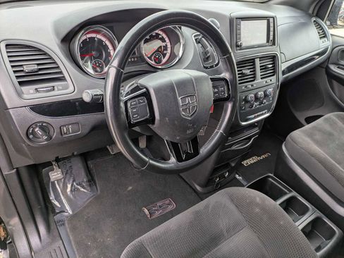 Used 2019 Dodge Grand Caravan SE image 2
