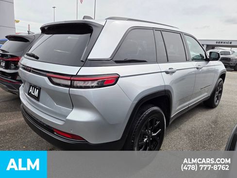 Used 2025 Jeep Grand Cherokee Altitude AWD/4WD image 11