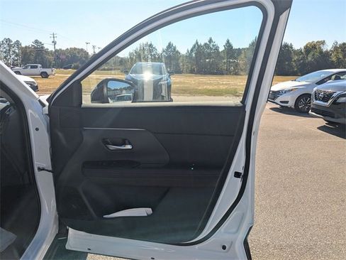 New 2026 Nissan Kicks SR image 31