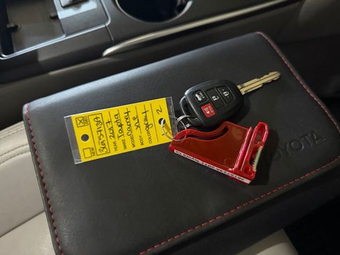 Certified 2017 Toyota Camry XLE FWD image 38