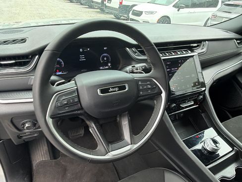 Used 2025 Jeep Grand Cherokee L Altitude AWD/4WD image 26