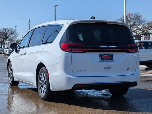 Used 2024 Chrysler Pacifica Limited image 4