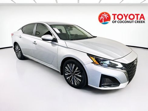 Used 2023 Nissan Altima 2.5 SV FWD image 1