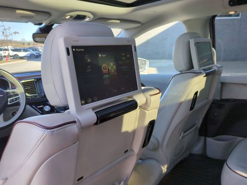 Used 2017 Chrysler Pacifica Limited w/ UConnect Theater Package image 23