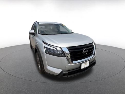 Used 2025 Nissan Pathfinder SV FWD image 2