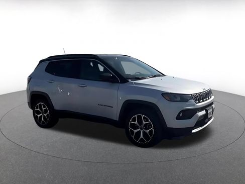 Used 2025 Jeep Compass Limited AWD/4WD image 2