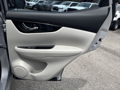 Used 2021 Nissan Rogue Sport SL FWD image 16