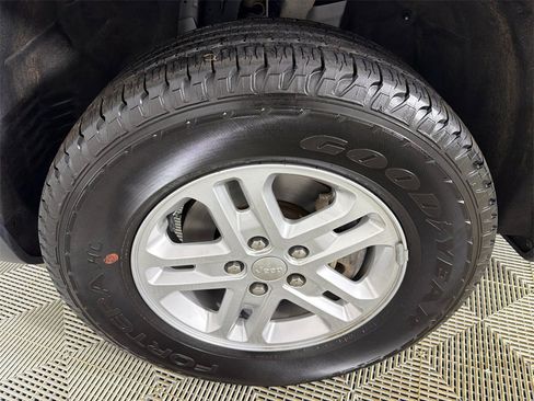 Used 2023 Jeep Grand Cherokee Laredo image 11