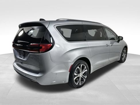 Used 2023 Chrysler Pacifica Pinnacle AWD/4WD image 8