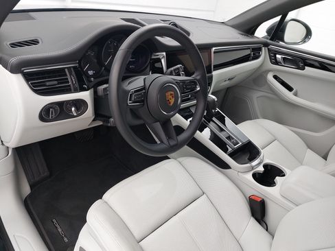 Certified 2026 Porsche Macan AWD/4WD image 4