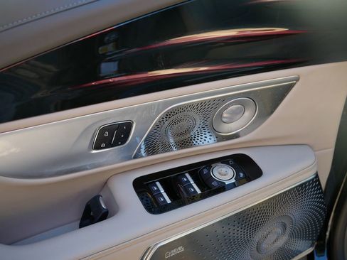 Used 2025 Lincoln Nautilus Reserve image 16
