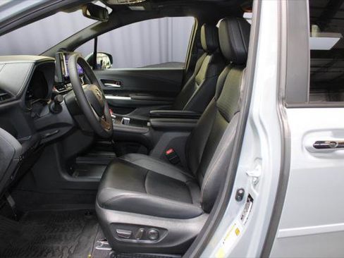 Certified 2025 Toyota Sienna XLE Woodland Edition image 34