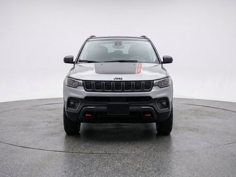 Used 2025 Jeep Compass Trailhawk AWD/4WD image 2