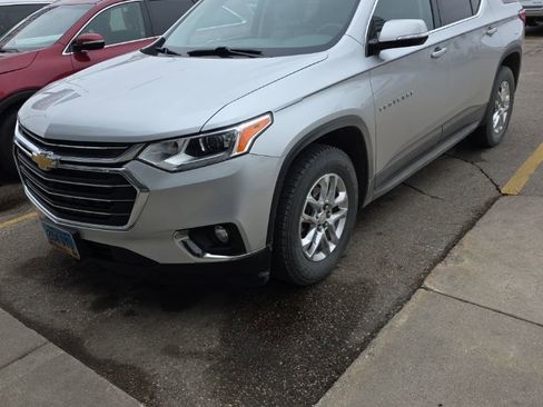 Used 2020 Chevrolet Traverse LT image 2
