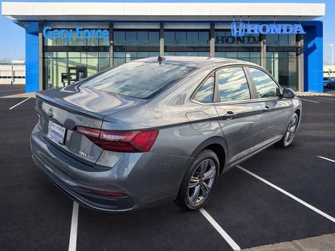 Used 2024 Volkswagen Jetta SE image 2