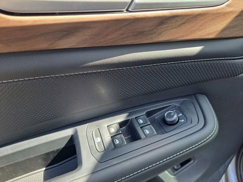 Used 2025 Volkswagen Atlas SE image 14