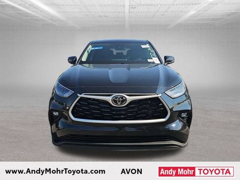 Used 2022 Toyota Highlander LE FWD image 3