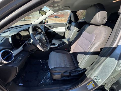 Used 2025 Chevrolet Trax LT image 31