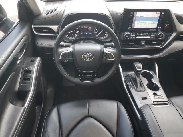Used 2020 Toyota Highlander XLE FWD image 30