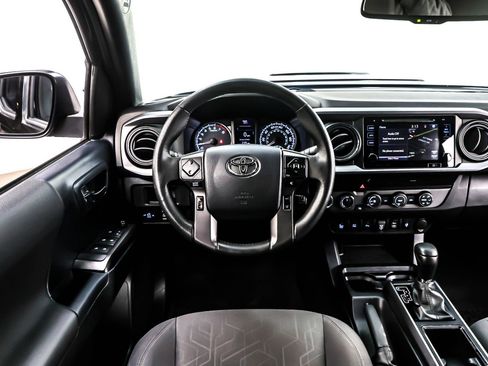 Used 2019 Toyota Tacoma TRD Sport image 4