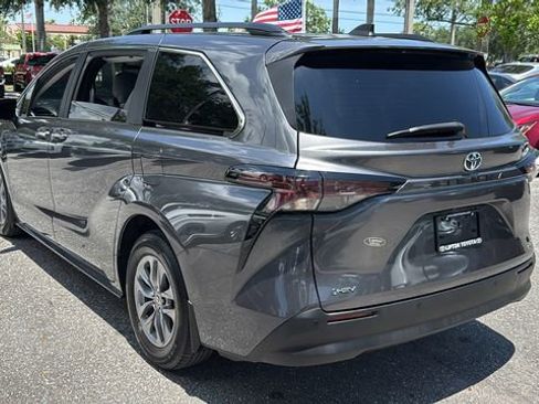 Used 2025 Toyota Sienna XLE FWD image 5