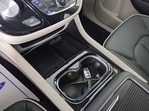 Used 2024 Chrysler Pacifica Limited image 17