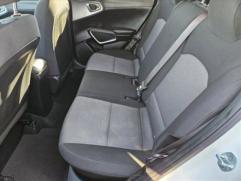Used 2023 Kia Soul LX w/ LX Technology Package image 18