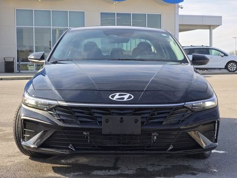 Used 2025 Hyundai Elantra Blue image 2
