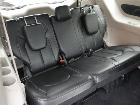 Used 2022 Chrysler Pacifica Touring-L image 24