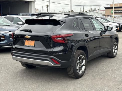 Used 2025 Chevrolet Trax LT FWD image 3