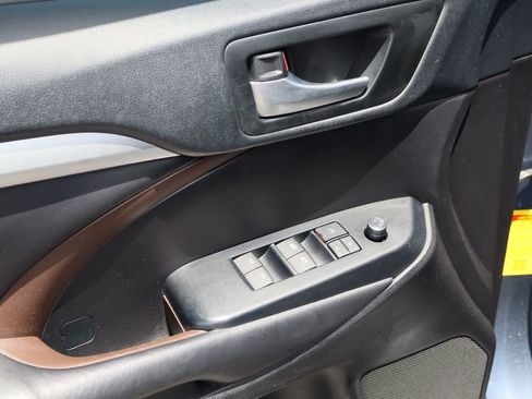 Used 2019 Toyota Highlander XLE FWD image 19
