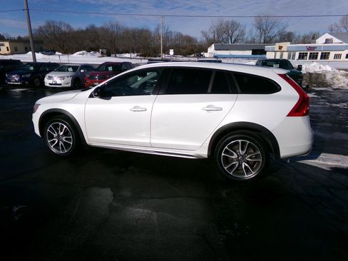 Used 2018 Volvo V60 T5 Cross Country w/ Convenience Package image 7