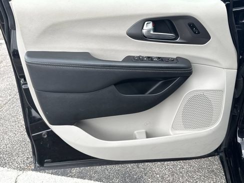 Used 2024 Chrysler Pacifica Touring-L FWD image 10