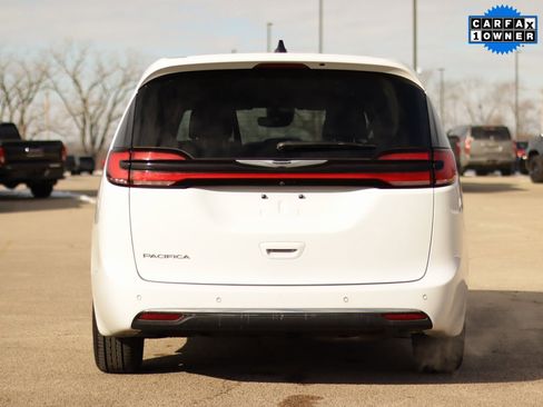 Used 2024 Chrysler Pacifica Touring-L image 6