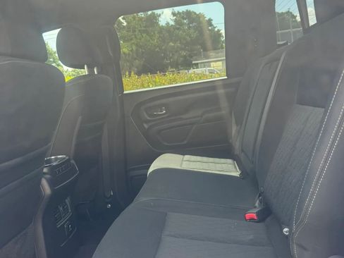 Used 2018 Nissan Titan SV w/ SV Convenience Package RWD image 10