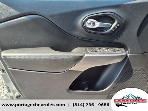 Used 2021 Jeep Cherokee Limited image 17