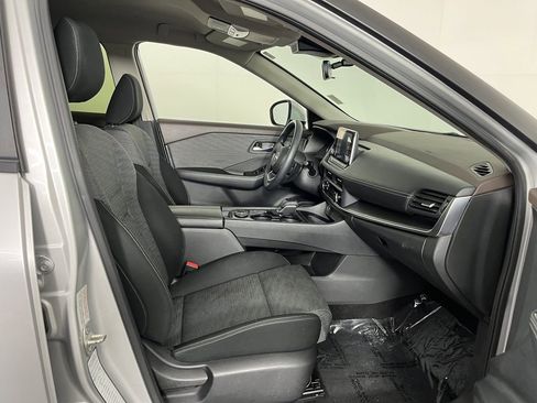 Used 2023 Nissan Rogue SV image 17
