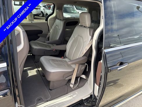 Used 2018 Chrysler Pacifica Touring-L w/ Advanced Safetytec Group image 7
