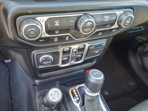 Used 2023 Jeep Gladiator Sport image 32