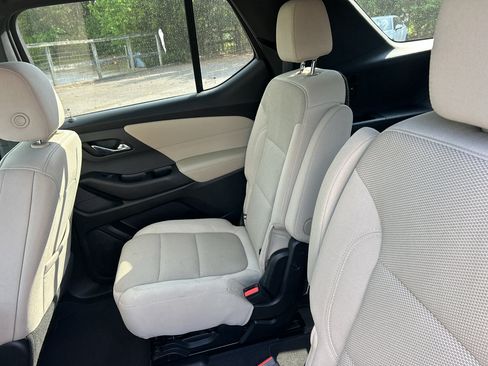 Used 2022 Chevrolet Traverse LT FWD image 17