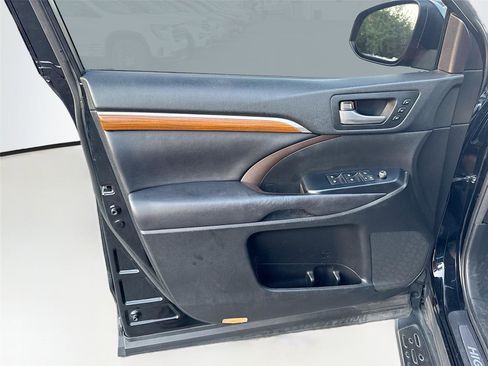 Used 2017 Toyota Highlander Limited Platinum image 18