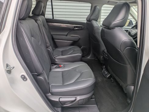 Used 2023 Toyota Highlander Platinum image 32