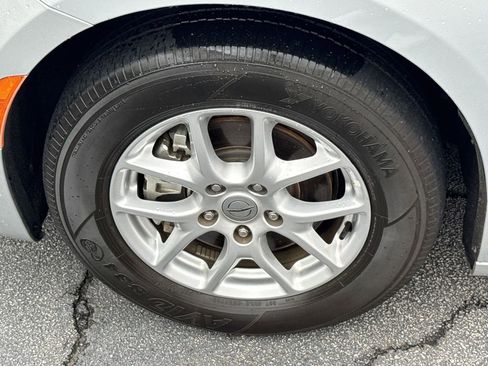 Used 2023 Chrysler Pacifica Touring-L image 11